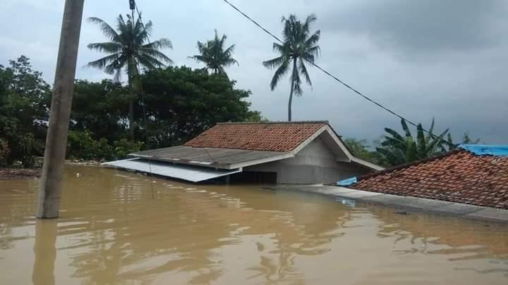 Komunitas Tosca Beri Bantuan Pada Korban Banjir Di Karawang Berita Otomotif Mobil123 Com
