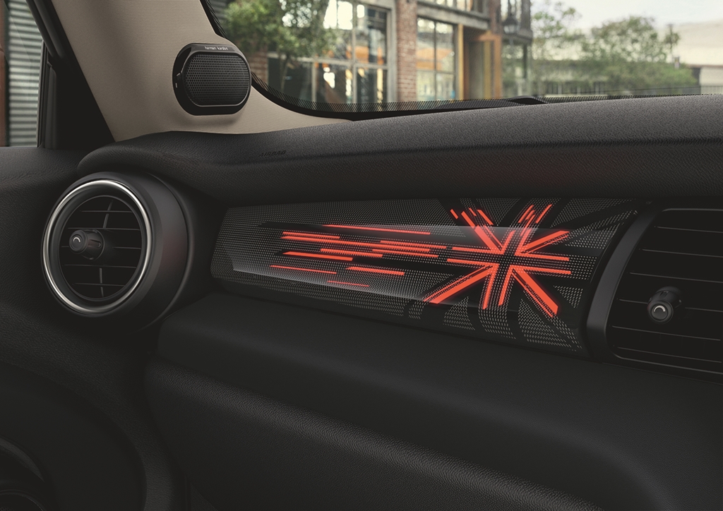 New Lights Plus 7Speed DCT New MINI Now Flies Illuminated Union Jacks