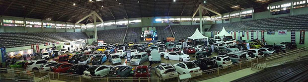 Ketika Mobil Modifikasi Bersanding dengan Wanita Cantik 