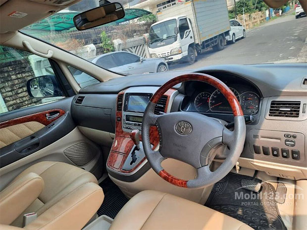 Toyota Alphard Bekas 2004: Investasi yang Menggoda atau Jebakan Batman?