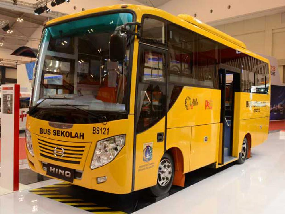 Hino Antar Pelajar Raih Masa Depan - Berita Otomotif 