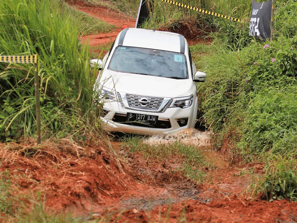 Test Drive Nissan Terra: SUV Canggih yang Tak Sungkan 