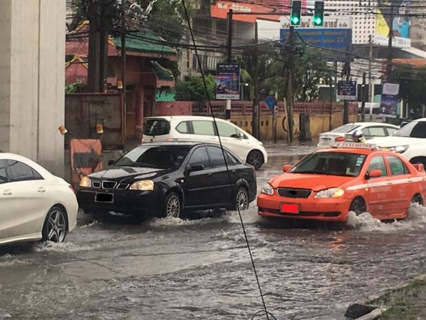 เทคนิคการขับรถลุยน้ำท่วมอย่างปลอดภัย