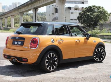 Review: MINI Cooper S 5-door (F55) – Fun, But Its Newer Siblings Are Better