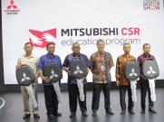 Mitsubishi Serahkan 5 Mobil untuk SMK