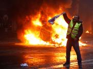 Demonstran Perancis Hobi Bakar Mobil