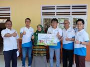 Krama Yudha Tiga Berlian Motors Beri Bantuan Pada SD di Anyer