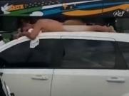 Ketahuan Selingkuh, Pria ini Dihukum Istrinya Naik di Atap Mobil Tanpa Busana