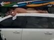 Ketahuan Selingkuh, Pria ini Dihukum Istrinya Naik di Atap Mobil Tanpa Busana